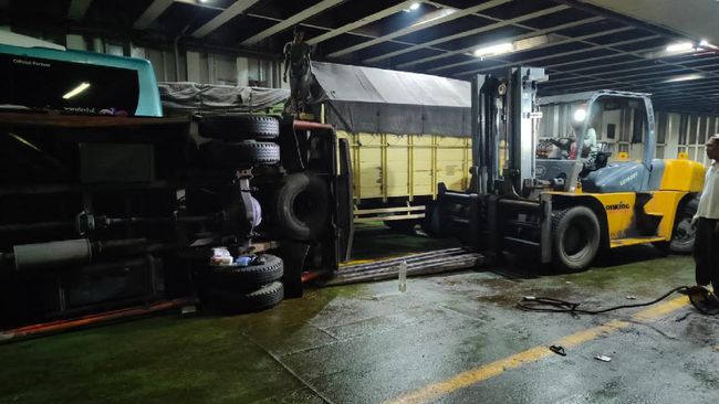 Diterjang Gelombang Besar Selat Sunda, 2 Truk Terguling di Dalam Kapal Dua truk yang menumpang KMP Nusa Dharma dari Bakauheni menuju Merak terguling karena kapal tersebut dihantam ombak tinggi saat berlayar di Selat Sunda.