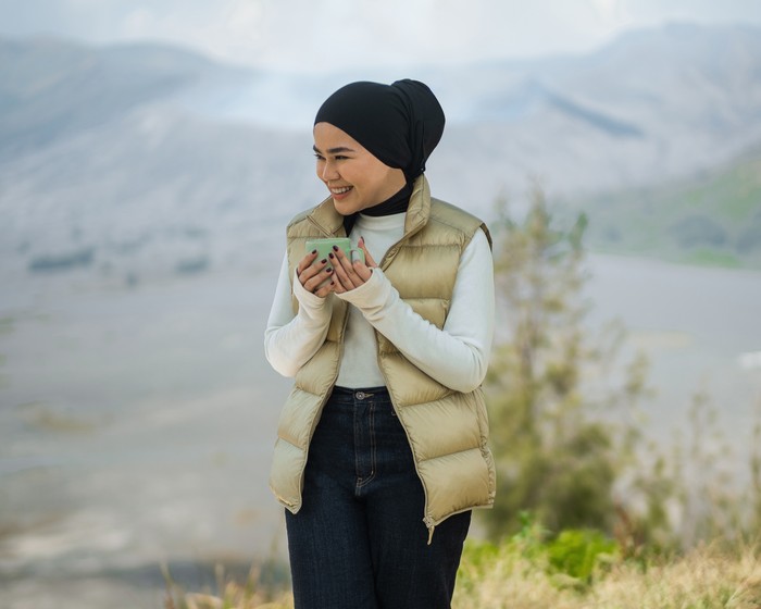 Selain jaket, opsi yang bisa kamu coba adalah kombinasi kaus dengan Ultra Light Down vest. Foto: Vicky Tanzil