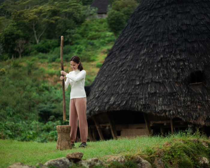 Mengunjungi desa Wae Rebo di kabupaten Manggarai, Nusa Tenggara Timur, padanan turtleneck dengan celana santai dalam nuansa warna netral jadi opsi sempurna untuk tampil stylish dan tentunya fungsional. Foto: Vicky Tanzil