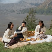 Ada Rencana Berlibur ke Daerah Bercuaca Dingin di Indonesia? Ini Inspirasi Gaya dari Uniqlo yang Bisa Kamu Coba