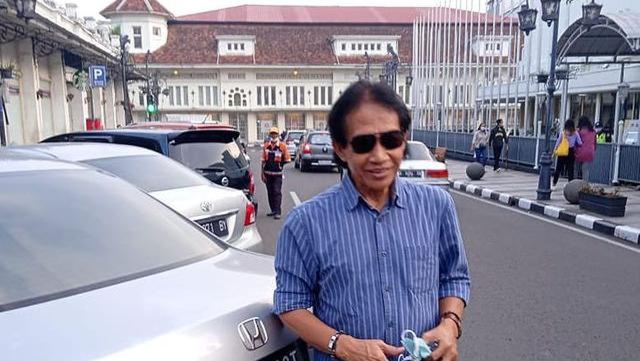 Dunia musik Tanah Air sedang dirundung duka, pengamat musik ternama Bens Leo meninggal dunia Senin (29/11). Yuk intip potretnya!
