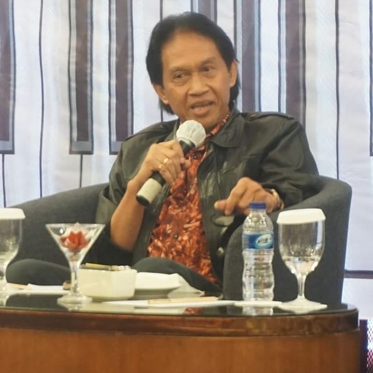 Dunia musik Tanah Air sedang dirundung duka&comma; pengamat musik ternama Bens Leo meninggal dunia Senin &lpar;29&sol;11&rpar;&period; Yuk intip potretnya&excl;