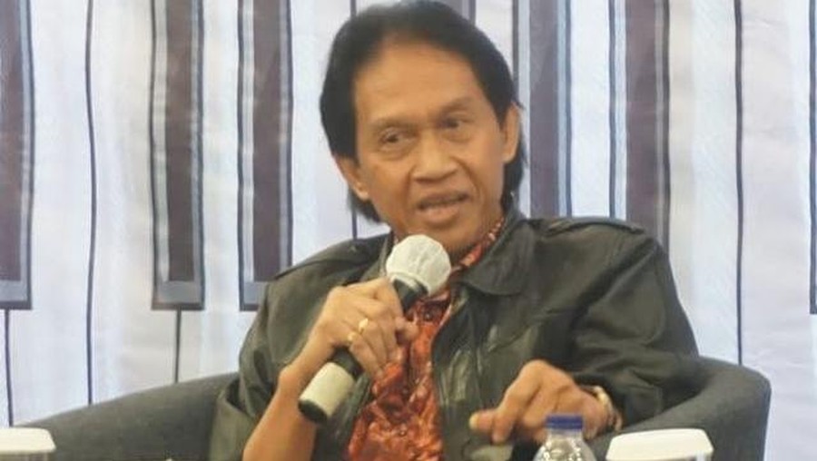 Dunia musik Tanah Air sedang dirundung duka, pengamat musik ternama Bens Leo meninggal dunia Senin (29/11). Yuk intip potretnya!