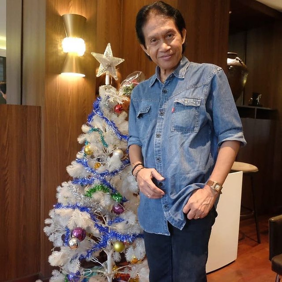 Dunia musik Tanah Air sedang dirundung duka&comma; pengamat musik ternama Bens Leo meninggal dunia Senin &lpar;29&sol;11&rpar;&period; Yuk intip potretnya&excl;