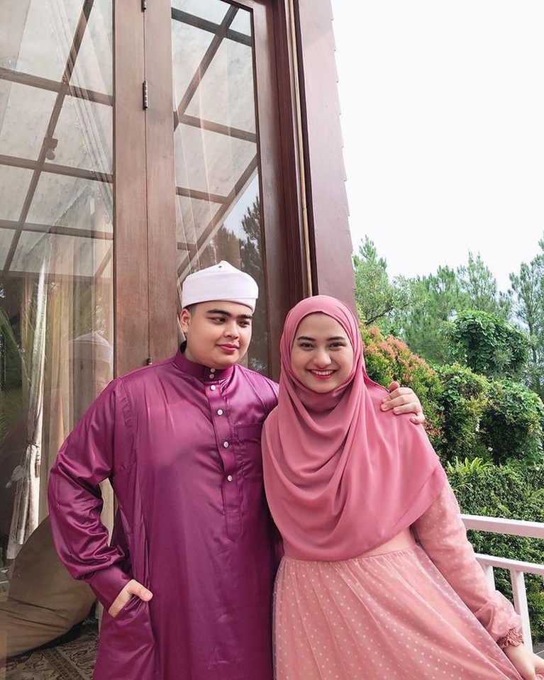 8 Potret 172 Hari Kebahagiaan Mendiang Ameer Azzikra & Istri Tinggal Kenangan Ameer Azzikra berpulang hari ini Senin (29/11) meninggalkan istri yang baru ia nikahi 5 bulan untuk selamanya. Yuk intip potretnya!