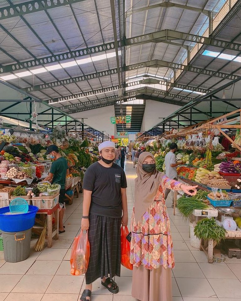 8 Potret 172 Hari Kebahagiaan Mendiang Ameer Azzikra & Istri Tinggal Kenangan Ameer Azzikra berpulang hari ini Senin (29/11) meninggalkan istri yang baru ia nikahi 5 bulan untuk selamanya. Yuk intip potretnya!
