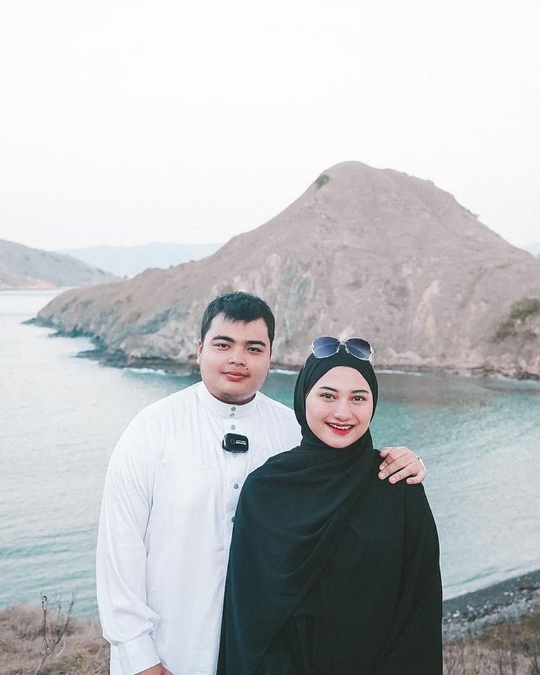 8 Potret 172 Hari Kebahagiaan Mendiang Ameer Azzikra & Istri Tinggal Kenangan Ameer Azzikra berpulang hari ini Senin (29/11) meninggalkan istri yang baru ia nikahi 5 bulan untuk selamanya. Yuk intip potretnya!