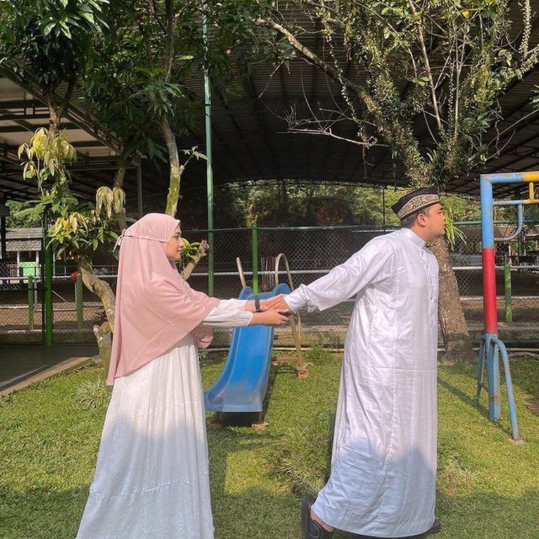 8 Potret 172 Hari Kebahagiaan Mendiang Ameer Azzikra & Istri Tinggal Kenangan Ameer Azzikra berpulang hari ini Senin (29/11) meninggalkan istri yang baru ia nikahi 5 bulan untuk selamanya. Yuk intip potretnya!