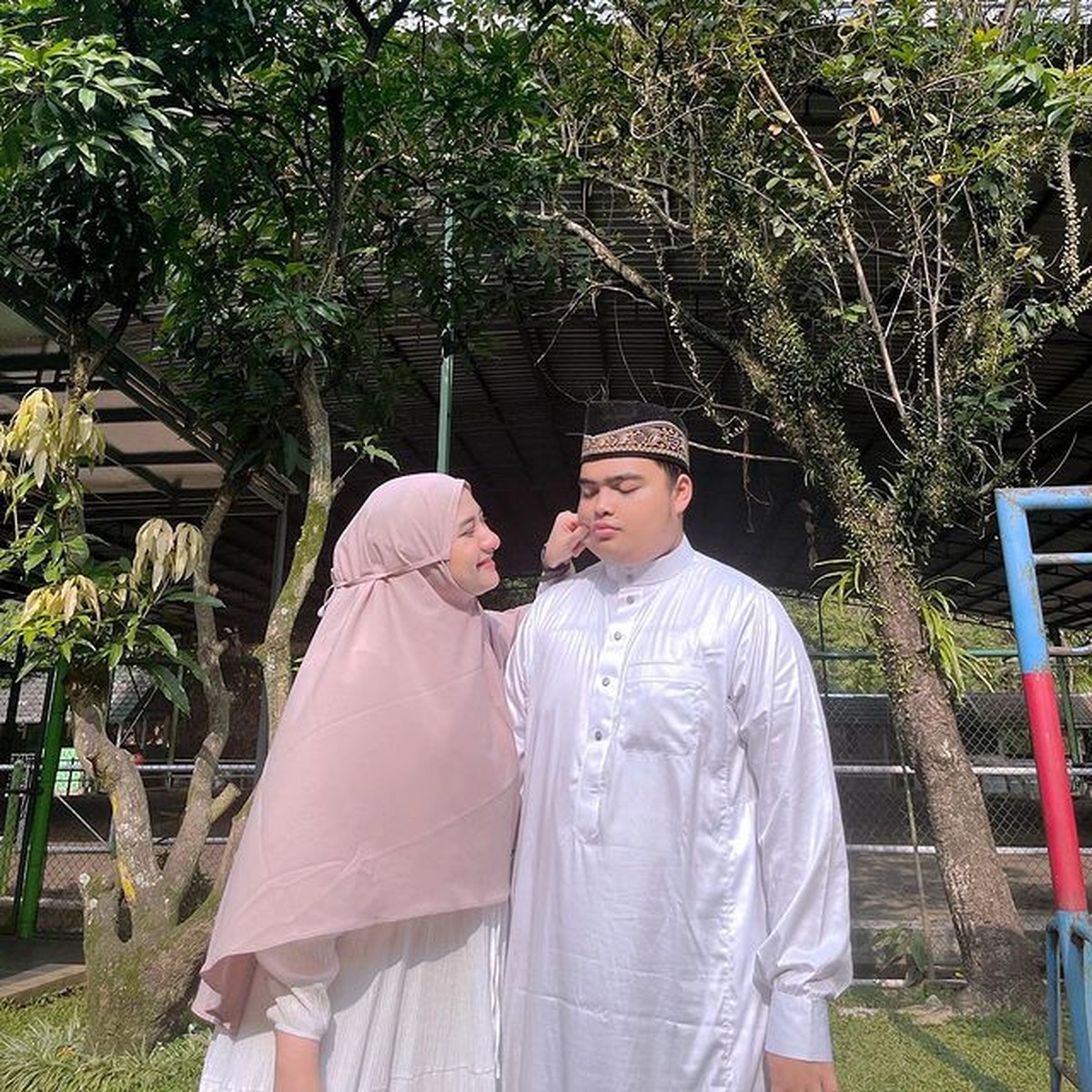 Ameer Azzikra berpulang hari ini Senin &lpar;29&sol;11&rpar; meninggalkan istri yang baru ia nikahi 5 bulan untuk selamanya&period; Yuk intip potretnya&excl;