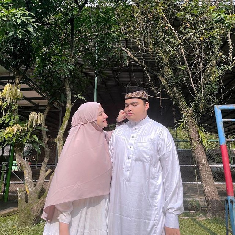 8 Potret 172 Hari Kebahagiaan Mendiang Ameer Azzikra & Istri Tinggal Kenangan Ameer Azzikra berpulang hari ini Senin (29/11) meninggalkan istri yang baru ia nikahi 5 bulan untuk selamanya. Yuk intip potretnya!