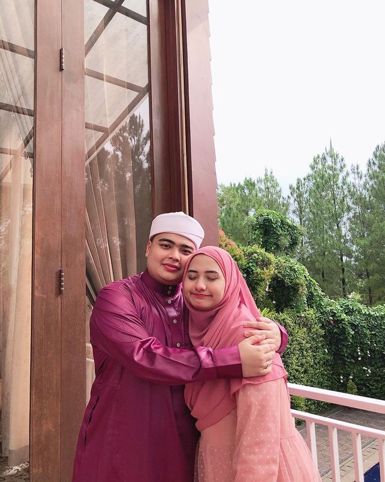 8 Potret 172 Hari Kebahagiaan Mendiang Ameer Azzikra & Istri Tinggal Kenangan Ameer Azzikra berpulang hari ini Senin (29/11) meninggalkan istri yang baru ia nikahi 5 bulan untuk selamanya. Yuk intip potretnya!