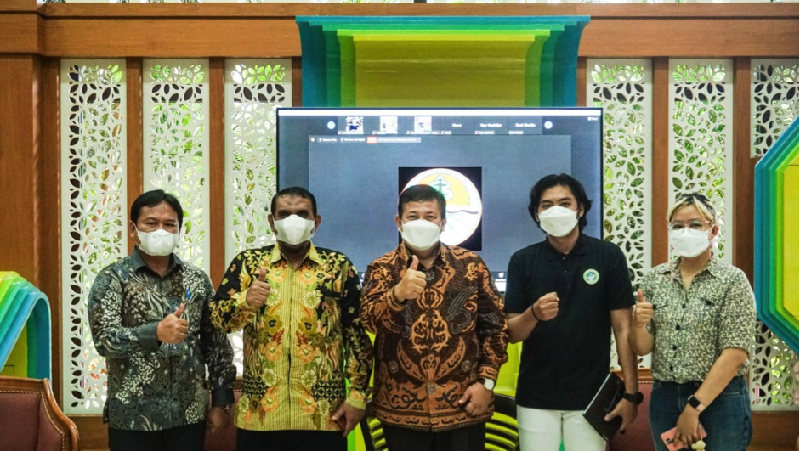 Urgensi penyelesaian persoalan lingkungan hidup dan kehutanan di Indonesia dan dunia saat ini semakin tinggi