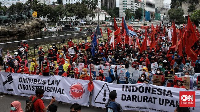 Perwakilan buruh, mahasiswa, dan masyarakat sipil yang menolak kenaikan tipis UMP menemui pihak KSP di Istana Kepresidenan Jakarta.