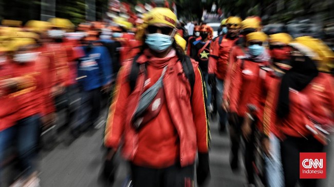 Ribuan buruh mengepung kantor gubernur DKI Jakarta, Jawa Timur, Jawa Barat, dan Jawa Tengah seiring penentuan UMP yang dinilai tak adil, dan respons putusan MK.