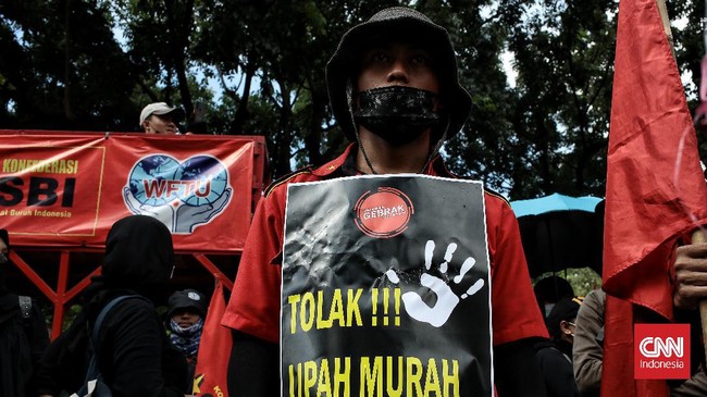 Ribuan buruh mengepung kantor gubernur DKI Jakarta, Jawa Timur, Jawa Barat, dan Jawa Tengah seiring penentuan UMP yang dinilai tak adil, dan respons putusan MK.