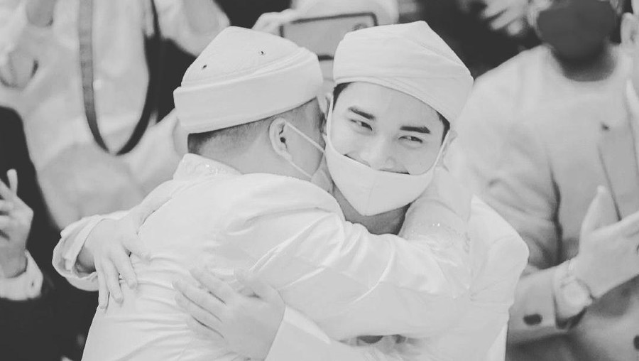 Alvin Faiz Cium Kening Jenazah Ameer Azzikra