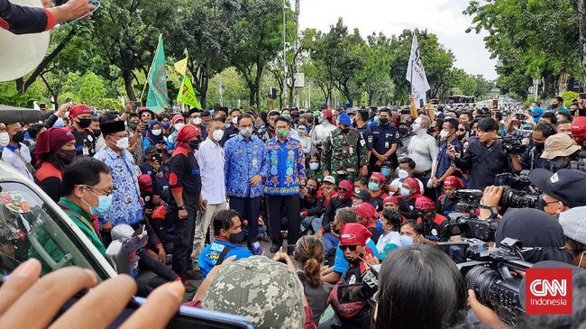 Saat orator demo buruh KSPI, yang merupakan pendukung Prabowo di 2019, mengumumkan kedatangan Gubernur DKI Anies Baswedan, demonstran berteriak 
