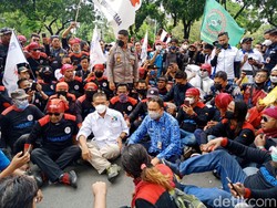 Momen Tak Biasa Demo Buruh di Balkot: Teriakan Bencong-Anies Lesehan