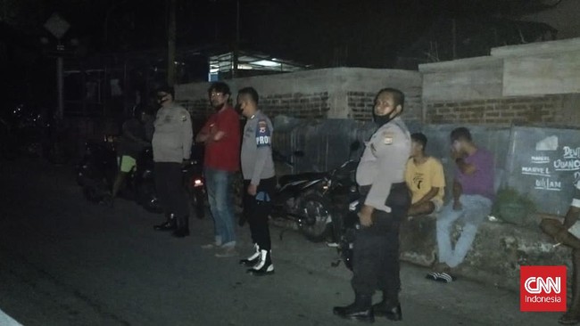 Bentrokan itu terjadi di perbatasan perkampungan warga Batabara dan Barak, Kayu 3, Negeri Soya, Kecamatan Sirimau, Kota Ambon, Minggu (18/2) sore.