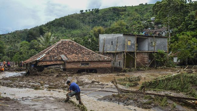 Sebanyak 306 KK terdampak banjir bandang Garut, 34 rumah rusak akibat angin kencang di Burru, Sulsel; dan sebuah pesantren tertimpa pohon tumbang di Sampang.