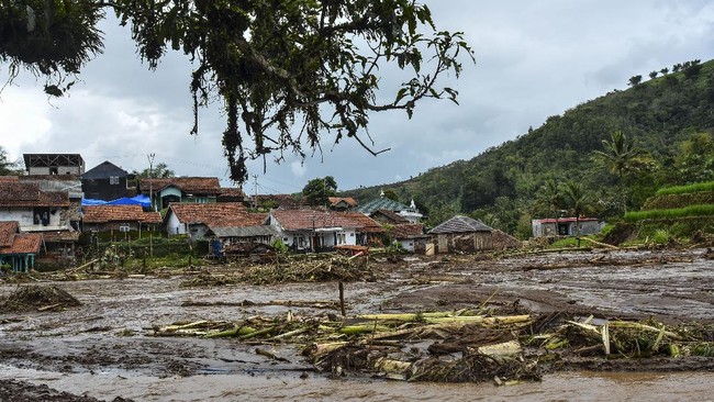 Pemerintah Kabupaten Garut, Jawa Barat, menetapkan status masa tanggap darurat bencana selama 14 hari, menyusul terjadinya bencana banjir dan longsor.