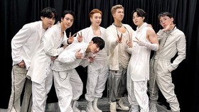Keseruan Rich Brian Joget dan Goyang ARMY Bomb di Konser BTS