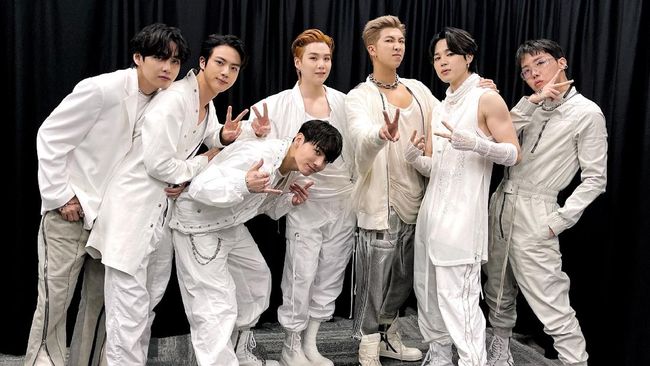 Keseruan Rich Brian Joget dan Goyang ARMY Bomb di Konser BTS Rich Brian membagikan keseruannya berada di tengah-tengah fan atau ARMY sambil menggoyangkan ARMY Bomb di konser BTS akhir pekan lalu.