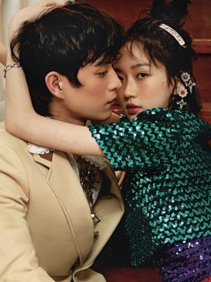 Bukan berperan sebagai pasangan kekasih, Kim Young Dae dan Han Ji Hyun dari serial drama The Penthouse sukses jadi sepasang anak kembar yang klop banget. Bahkan dalam pemotretan tersebut, keduanya terlihat modis banget, ya!/ Foto: W Korea