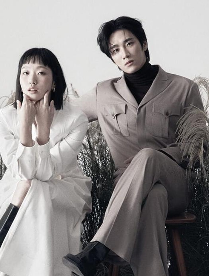 Cinta lama bersemi kembali, Kim Go Eun dan Ahn Bo Hyun dari drama Yumi's Cell memamerkan pose elegan mereka dalam pemotretan bersama ELLE Korea. Hayo, apakah kamu masih belum bisa move on dari pasangan di drama yang satu ini?/ foto: ELLE Korea
