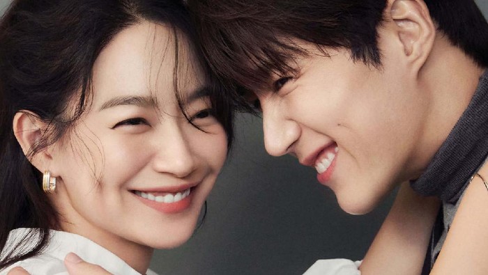Dimple Couple paling 'legendaris' sepanjang tahun 2021, Shin Min Ah dan Kim Seon Ho dari serial drama Hometown Cha Cha Cha yang membuat netizen mabuk dengan senyuman super manis mereka!/ foto: ELLE Korea