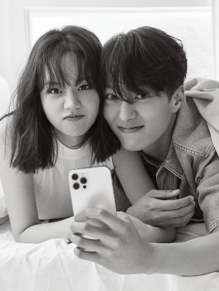 Hyeri dan Jang Ki Yong dari drama My Roommate is a Gumiho sempat bikin netizen gempar dengan chemistry mereka yang dinilai terlalu cocok bak pasangan kekasih sungguhan. Lihat saja potret yang satu ini, mereka terlihat seperti pasangan kekasih yang melakukan selfie ketika berkencan, bukan? / Foto: 1st Look Magazine