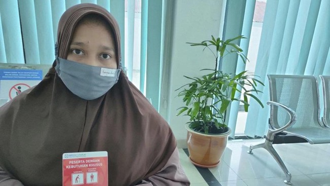 Dewi Wahyuni, salah seorang peserta BPJS Kesehatan berkebutuhan khusus, mendapatkan akses layanan di kantor cabang Pontianak.