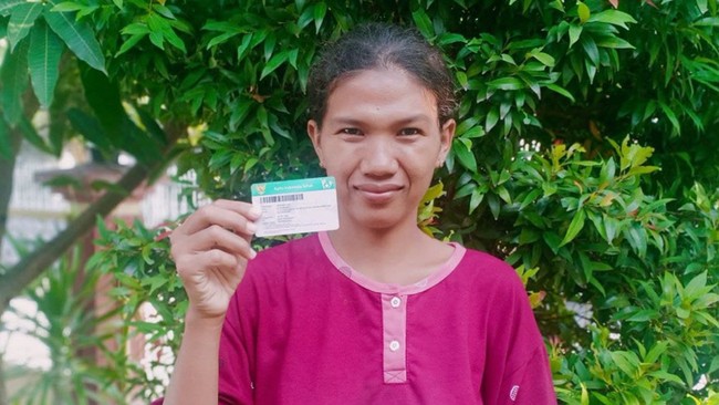 Peserta JKN-KIS segmen PBI ini sangat terbantu untuk biaya berobat sekaligus mendapat layanan KB yang rutin dilakukannya.