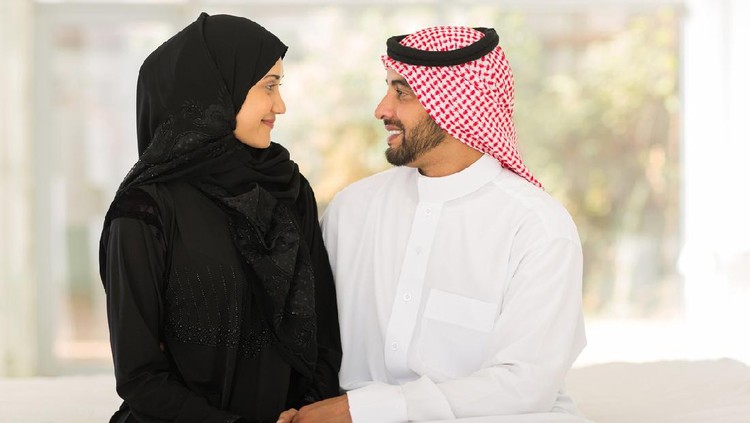 Ilustrasi Adab Seks yang Dilarang dalam Islam romantic arabic couple sitting on bed