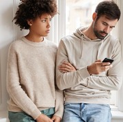 Pasangan Cemburu Berlebihan? Bisa Jadi Tanda Abandonment Issue, Yuk Cari Tahu di Sini!