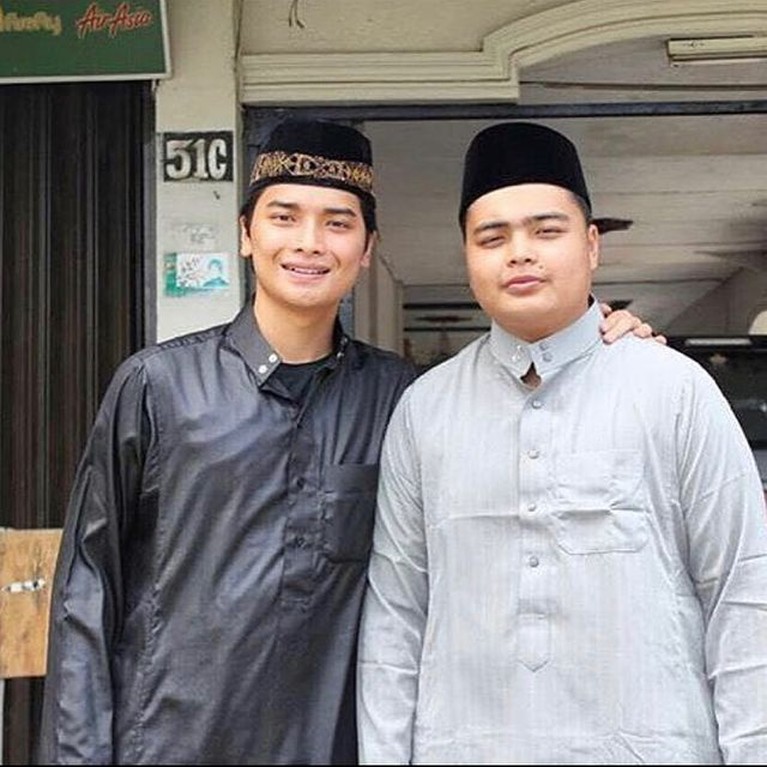 Intip 7 Potret Alvin & Mendiang Ameer Adik Kakak Saling Sayang Ameer Azzikra putra kedua Alm Ustaz Arifin dan adik Alvin Faiz meninggal dunia dini hari (26/11). Yuk intip potret Alvin & Ameer!