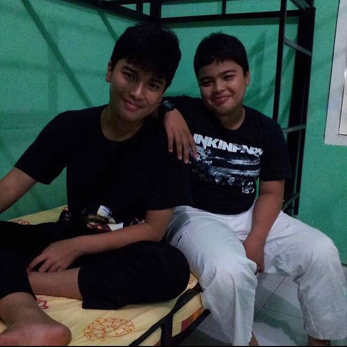 Ameer Azzikra putra kedua Alm Ustaz Arifin dan adik Alvin Faiz meninggal dunia dini hari &lpar;26&sol;11&rpar;&period; Yuk intip potret Alvin & Ameer&excl;