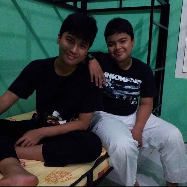 Intip 7 Potret Alvin & Mendiang Ameer Adik Kakak Saling Sayang Ameer Azzikra putra kedua Alm Ustaz Arifin dan adik Alvin Faiz meninggal dunia dini hari (26/11). Yuk intip potret Alvin & Ameer!