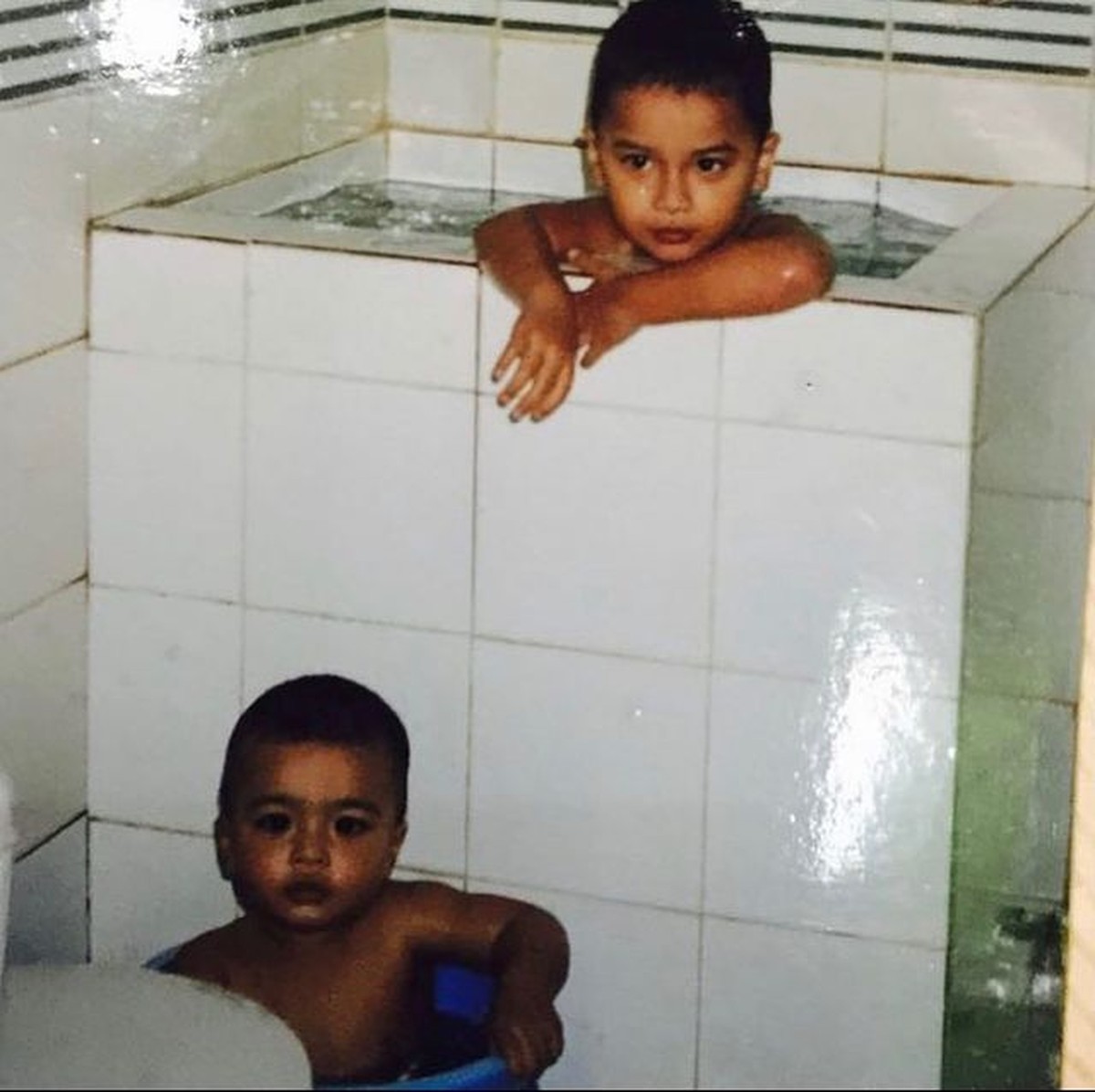 Ameer Azzikra putra kedua Alm Ustaz Arifin dan adik Alvin Faiz meninggal dunia dini hari &lpar;26&sol;11&rpar;&period; Yuk intip potret Alvin & Ameer&excl;