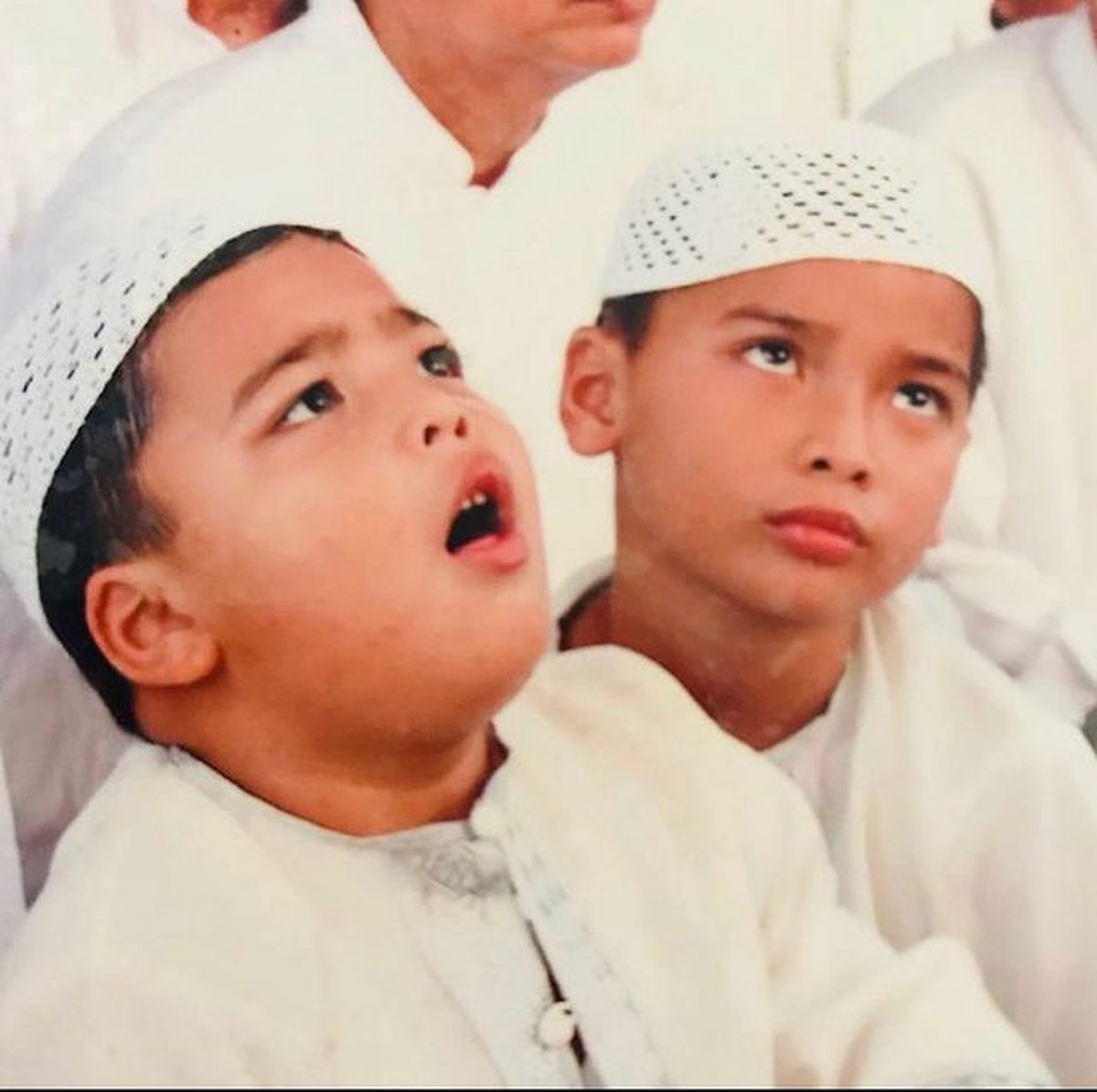 Ameer Azzikra putra kedua Alm Ustaz Arifin dan adik Alvin Faiz meninggal dunia dini hari &lpar;26&sol;11&rpar;&period; Yuk intip potret Alvin & Ameer&excl;