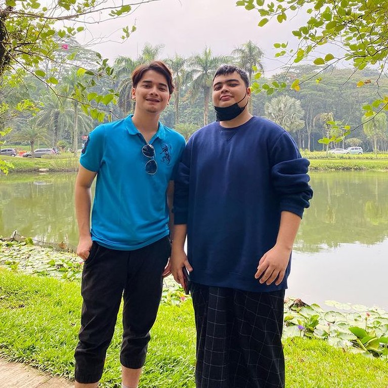 Intip 7 Potret Alvin & Mendiang Ameer Adik Kakak Saling Sayang Ameer Azzikra putra kedua Alm Ustaz Arifin dan adik Alvin Faiz meninggal dunia dini hari (26/11). Yuk intip potret Alvin & Ameer!