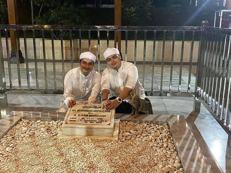 Ameer Azzikra putra kedua Alm Ustaz Arifin dan adik Alvin Faiz meninggal dunia dini hari (26/11). Yuk intip potret Alvin & Ameer!