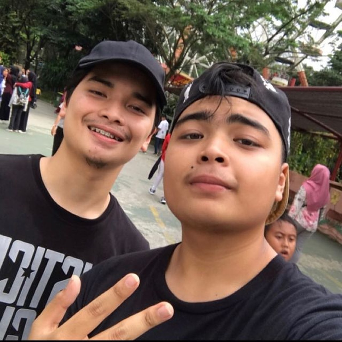 Ameer Azzikra putra kedua Alm Ustaz Arifin dan adik Alvin Faiz meninggal dunia dini hari &lpar;26&sol;11&rpar;&period; Yuk intip potret Alvin & Ameer&excl;