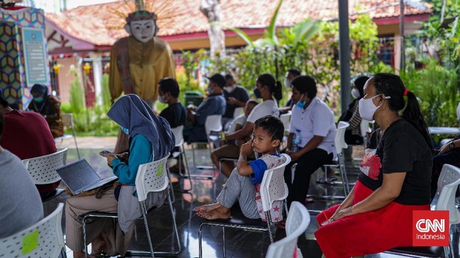 Epidemiolog mewanti-wanti bahwa Indonesia sama sekali belum aman dari ancaman lonjakan kasus virus corona, khususnya varian Omicron.
