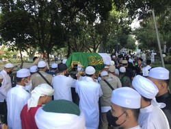 Zikir dan Salawat Menggema, Ratusan Santri Salati Jenazah Ameer Azzikra
