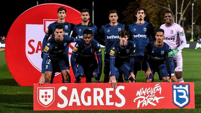 Sebanyak 13 pemain klub Portugal Belenenses terdeteksi positif Covid-19 varian Omicron pada Senin (29/11) waktu setempat, menurut laporan DGS.