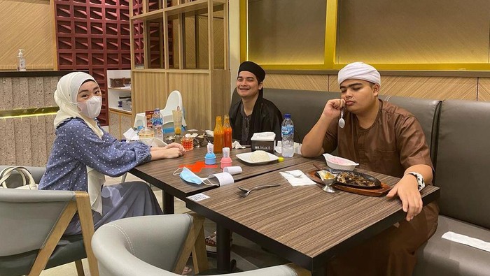 Larissa Chou dan Ameer Azzikra