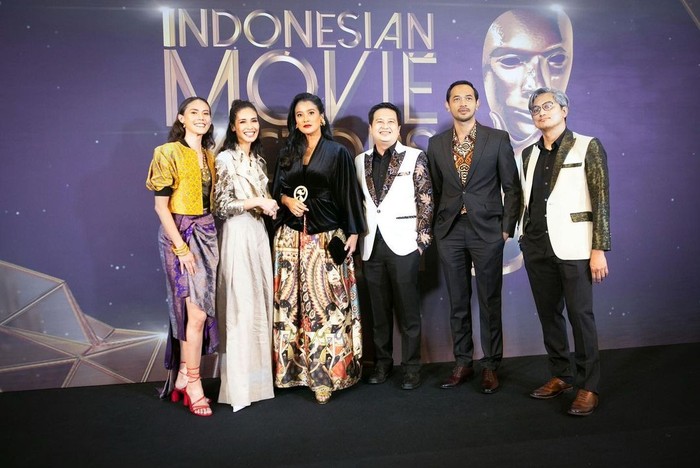 Marcella Zalianty terlihat anggun memakai atasan warna hitam dan dipadukan dengan bawahan motif. Ia tampak cantik dengan gaya makeup yang bold. / instagram.com/marcella.zalianty