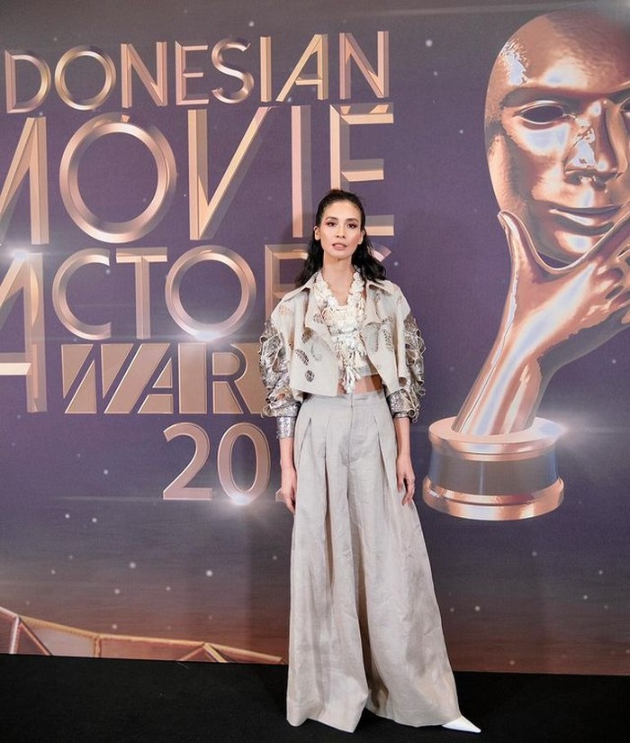 Marsha Timothy tampak elegan mengenakan setelan busana two piece dari Biyan yang dipadukan dengan dalaman model crop/ Instagram.com/marshatimothy