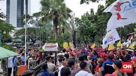 Demo Buruh DKI Memanas, Mulai Saling Dorong dengan Aparat